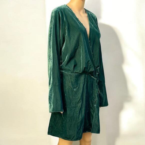 ASOS DESIGN 10 crushed velvet bias cut mini dress with button detail dark green - Picture 5 of 11